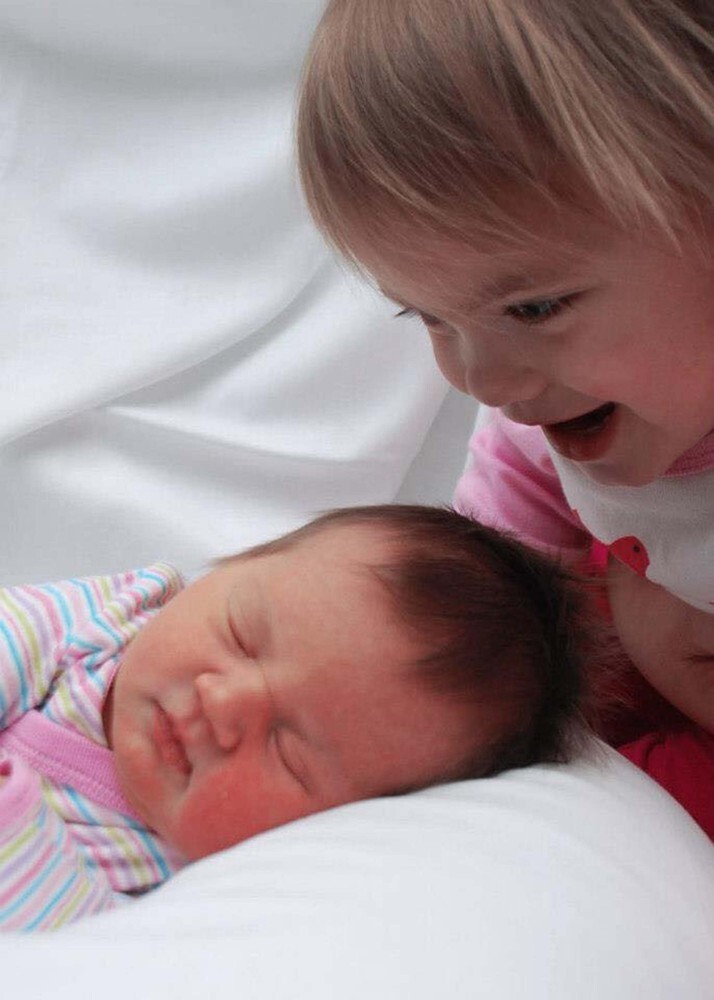 32 бесценные фотографии, на которых дети впервые видят своих новорожденных братьев и сестер