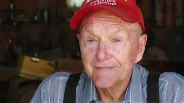 91-летний дедушка въехал в дверь гаража