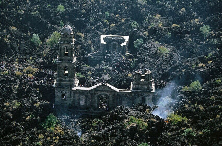 Разрушенная вулканом Paricutin церковь San Juan Parangaricutiro, у подножия этого самого вулкана. Мексика