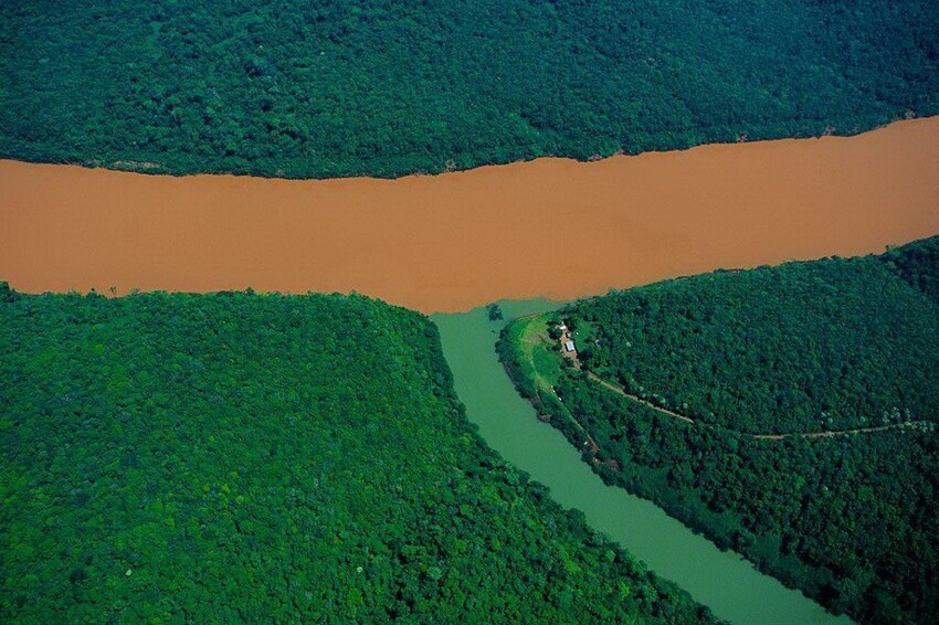 Слияние реки Уругвай и ее притока . Провинция Мисьонес, Аргентина