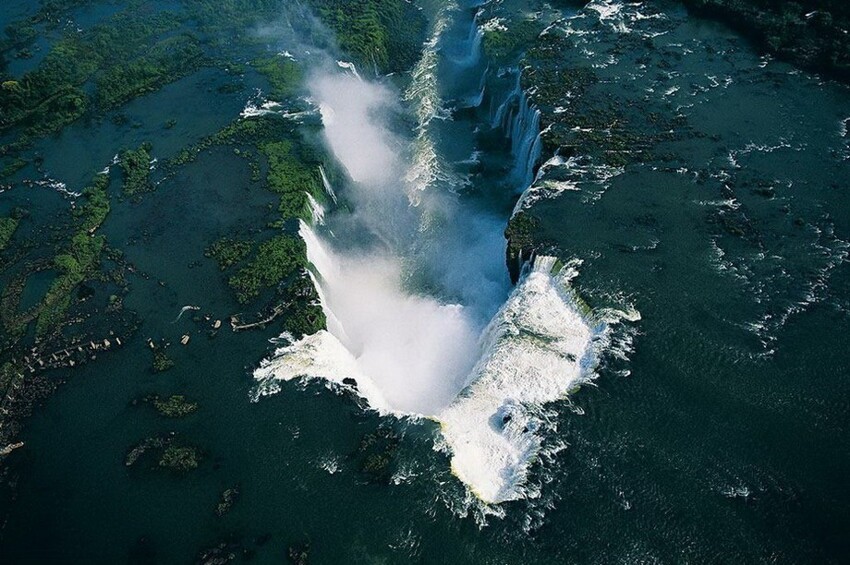 Водопады Игуасу на границе Аргентины и Бразилии