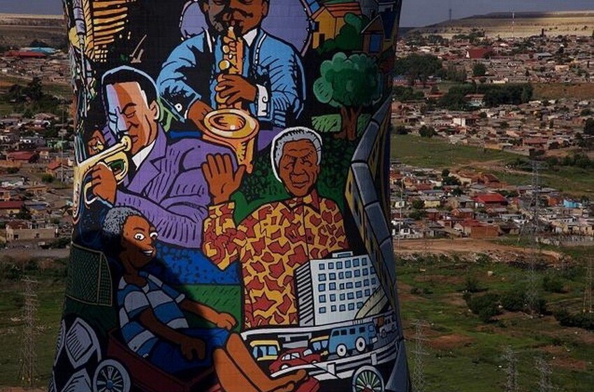 Портрет Нельсона Манделы на трубе электростанции в Соуэто, ЮАР