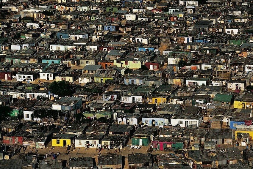 Бедняцкий пригород (тауншип) Кейптауна, где селились чернокожие во время апартеида. ЮАР