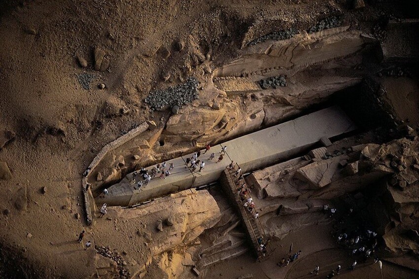 Древний обелиск в Асуане (Египет),  незаконченный из-за трещины. Вес 1185 тонн