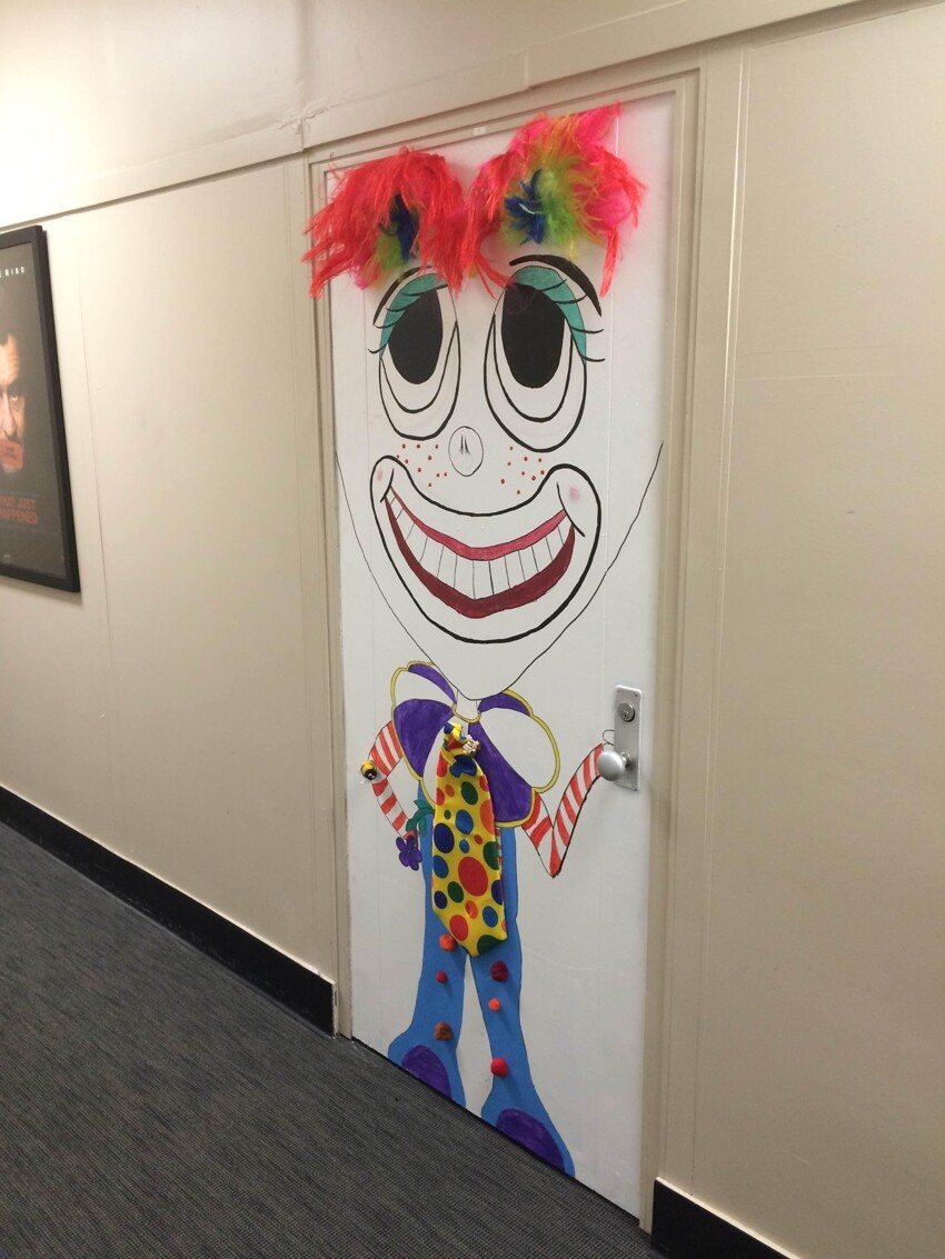 Клоун на двери 