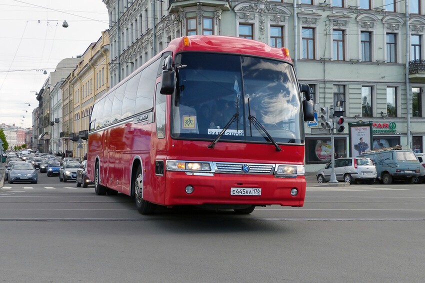 Парад ретро-техники в Санкт-Петербурге