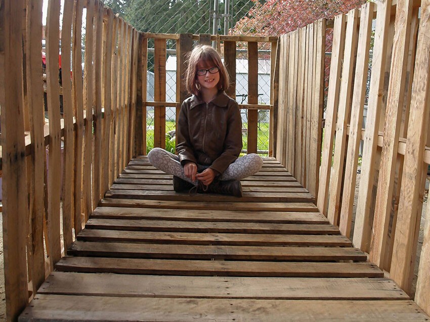 9-летняя девочка строит маленькие домики для бездомных