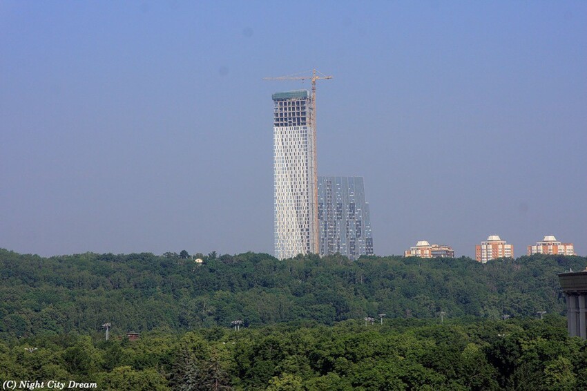 Дом на Мосфильмовской на фоне зеленой зоны.