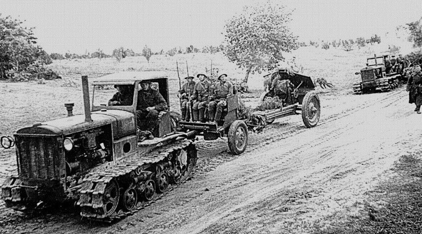 Мирный советский трактор ставший солдатом