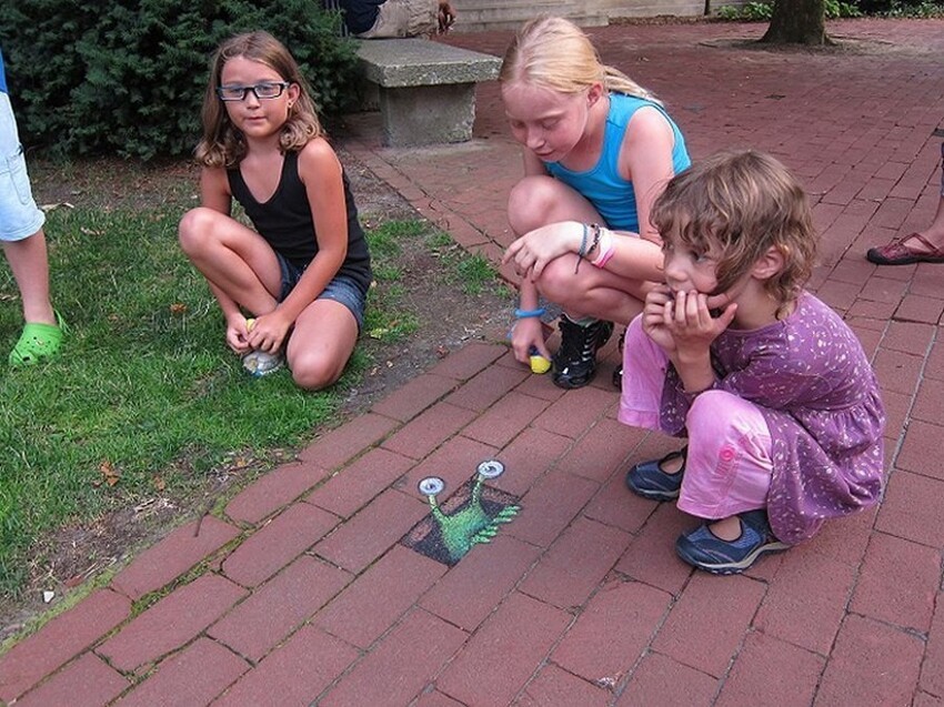 Дети могут следовать за приключениями Sluggo – Зеленого Гая по всем улицам. 