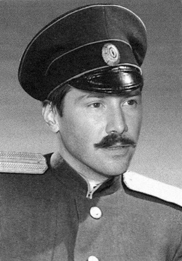 Киану Ривз в образе белого офицера.