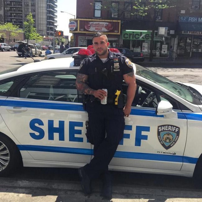 Горячий заместитель шерифа Нью-Йорка — Мигель Пиментел