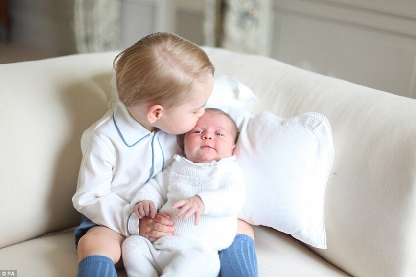 Принц Джордж и его маленькая сестра принцесса Шарлотта