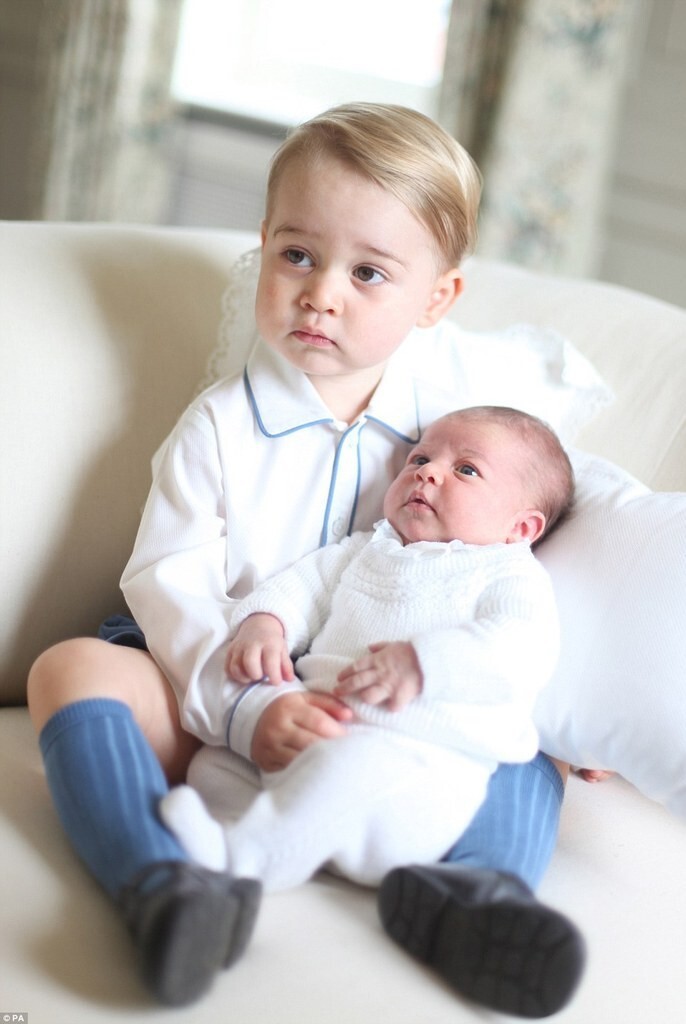 Принц Джордж и его маленькая сестра принцесса Шарлотта