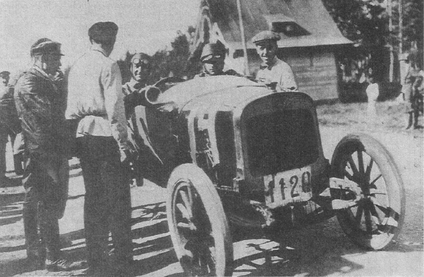 Гоночный «Руссо-Балт-К12-30» 1913 года на гонках 10 июля 1923 года под Петроградом.