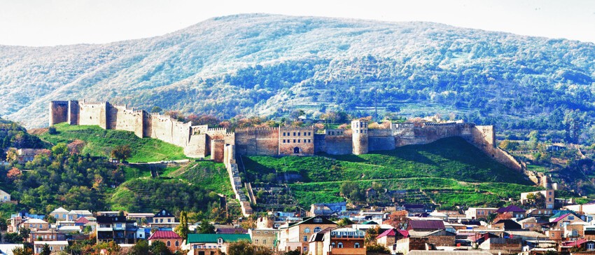 4. Замок в средневековой Румынии? Да нет же! Это крепость Нарын-кала в городе Дербент, Дагестан.
