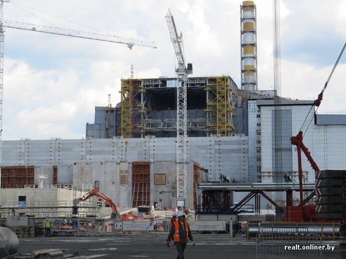 Как накрывают Чернобыльскую АЭС