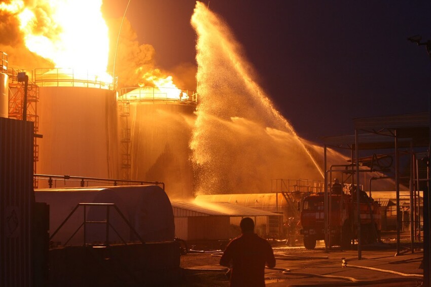 Страшный пожар нефтебазы под Киевом уже забрал три жизни !