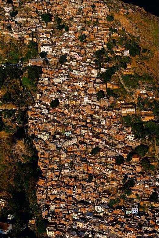 Фавеллы в Рио-де-Жанейро, Бразилия (22°56’ S, 43°16’ W)