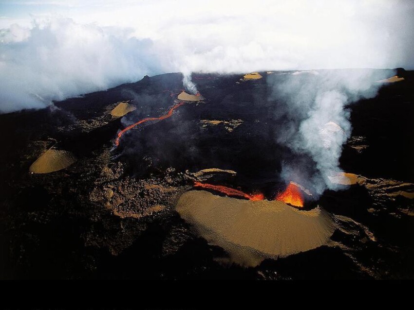 Извержение вулкана Питон де ля Фурнез на острове Реюньон (21°14’S, 55°43’E)
