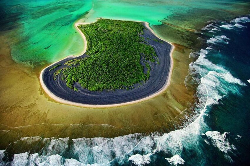 Остров Нуами, атолл Нокан Хуэй на юге острове Пинос, Новая Каледония, Франция (22°45′ S, 167°34′ E)