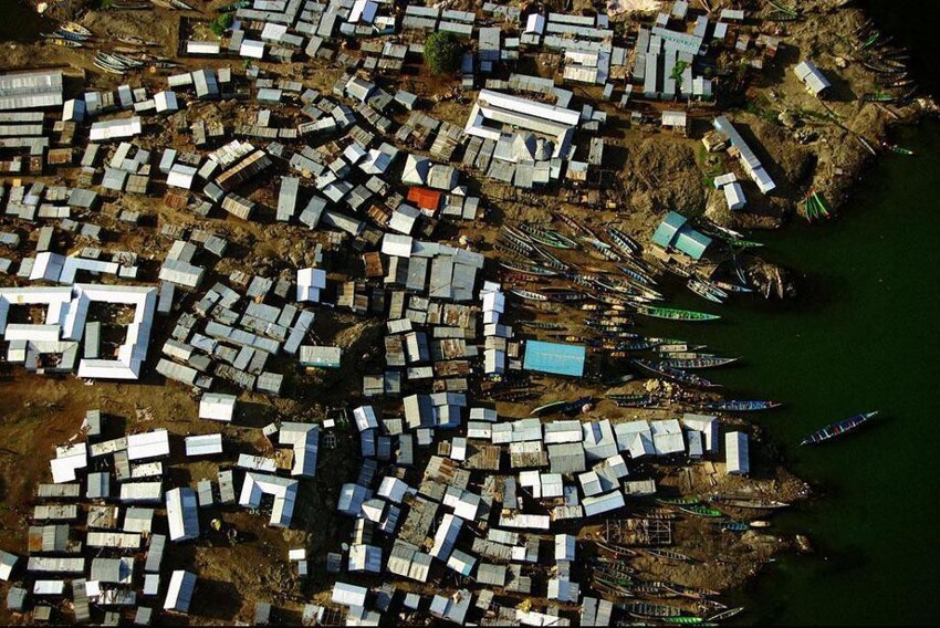 Рыбацкий поселок на острове озера Виктория, Кении (0°27’ S, 33°56’ E)