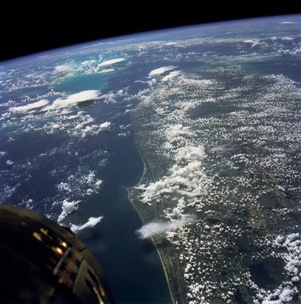 7. Вид из космоса на Землю (восточное побережье Флориды)