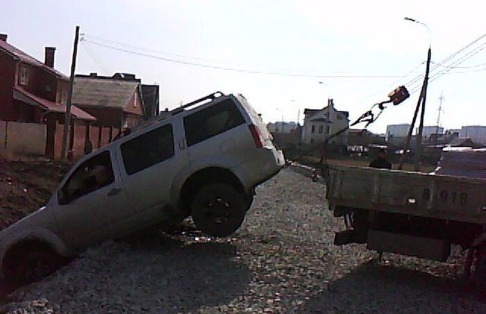 Застрял в ливневой канаве