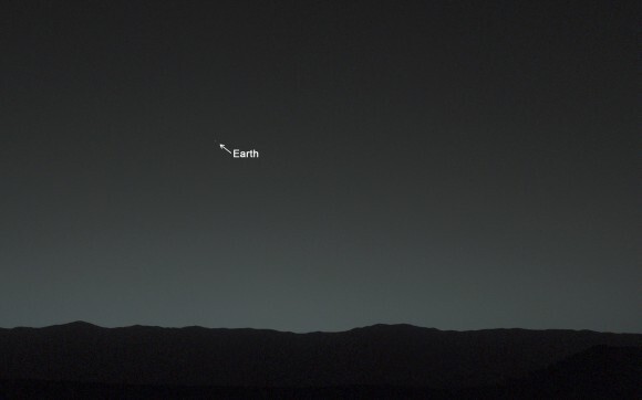 18. Фото Земли, сделанное с Марса - заставляет почувствовать себя маленьким, не так ли?