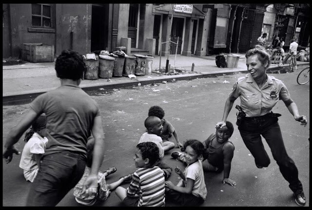 2. Женщина-полицейский, играющая с детьми в Гарлеме, 1978 год