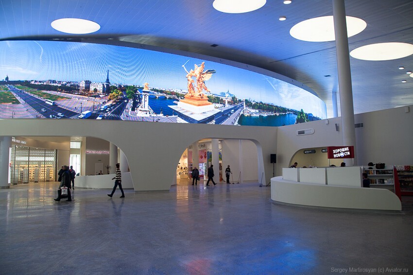 Аэропорт Курумоч и установленный там экран