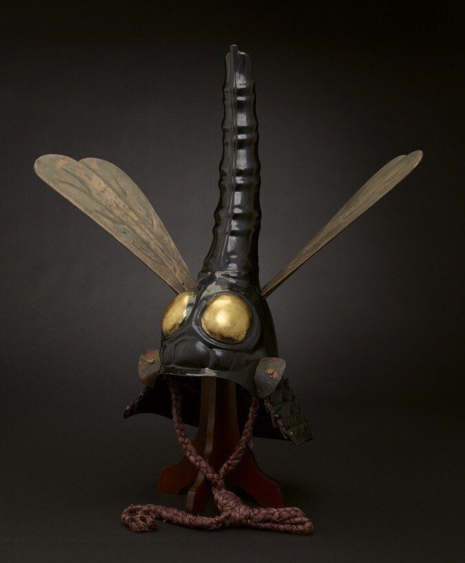 Шлем японского полководца XVII века, сделанный в форме стрекозы. 