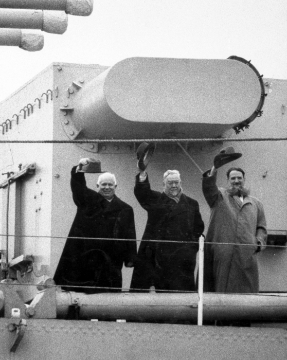 Н.С. Хрущев, Н. А. Булганин и И. В. Курчатов на крейсере «Орджоникидзе»