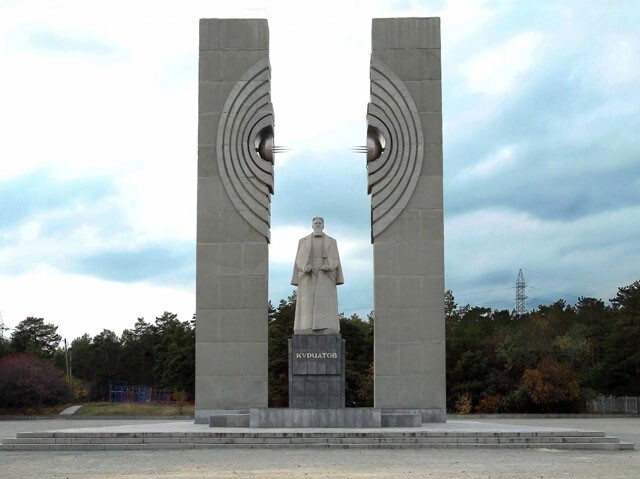 Памятник Курчатову в Челябинске на площади Науки
