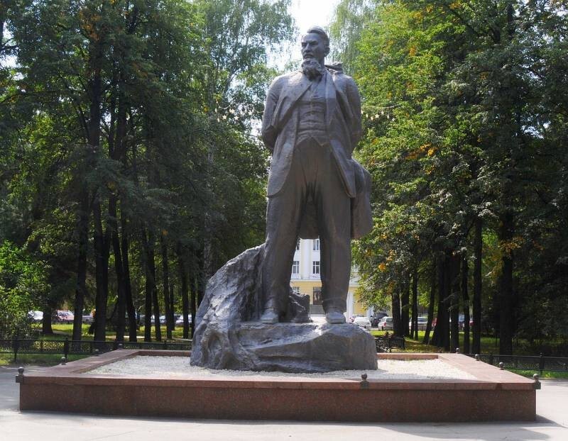 Памятник Курчатову в городе Озёрске