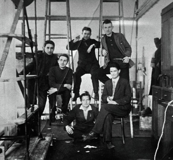 Советский физик Игорь Курчатов (сидит справа) среди  сотрудников Ленинградского физико-технического института