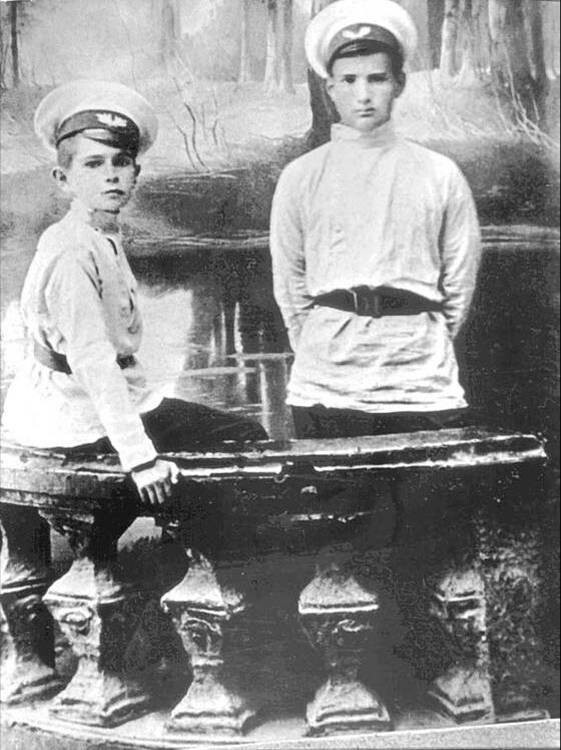 Игорь Курчатов (слева) со своим товарищем по гимназии