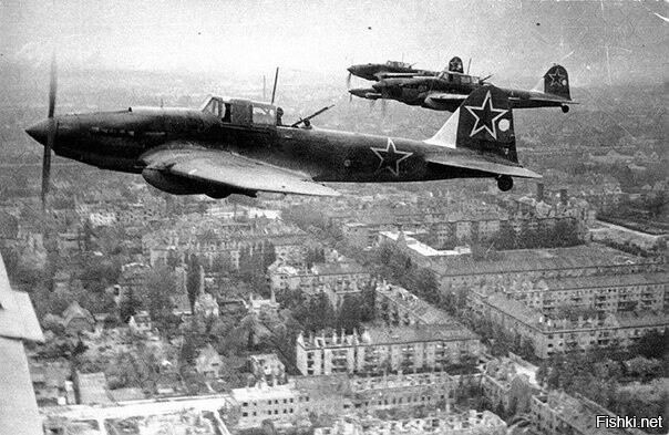 Советские штурмовики Ил-2 над Берлином, 1945 год
