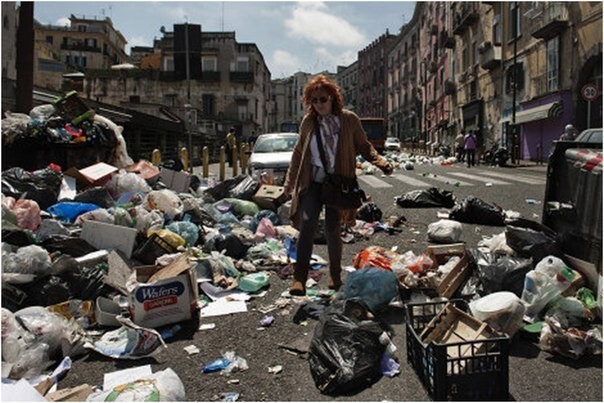 Туристка выбирает сувениры на торговой улице Via Cola di Rienzo. Рим, Италия