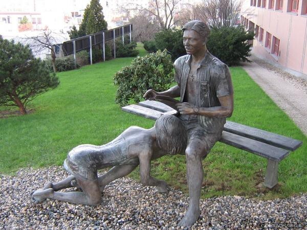 В Праге появилась гомофобная скульптурная композиция, посвященная женской преданности