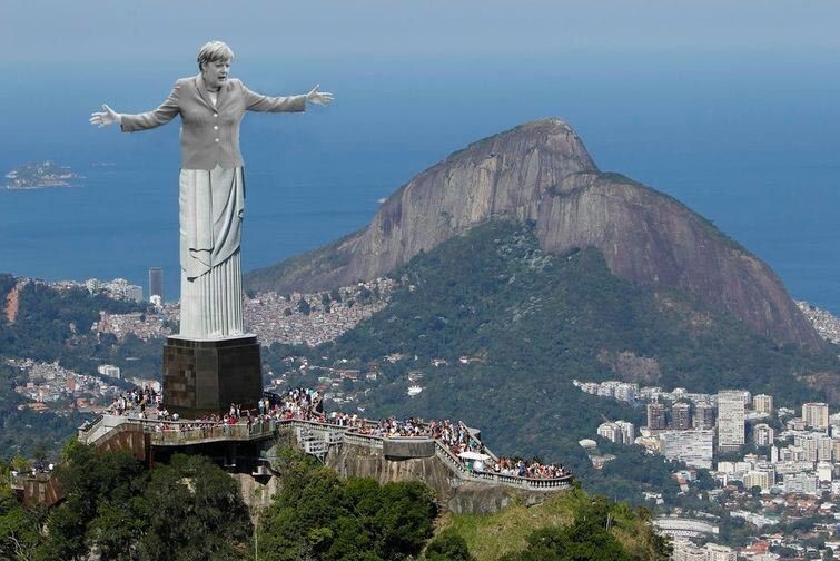 Меркель в роли статуи Христа-Искупителя в Рио-де-Жанейро