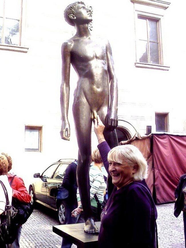 Статуя мальчика в Праге, рядом с музеем игрушек