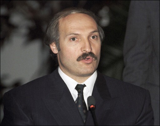 Александр Лукашенко, шрам от заячьей губы под усами