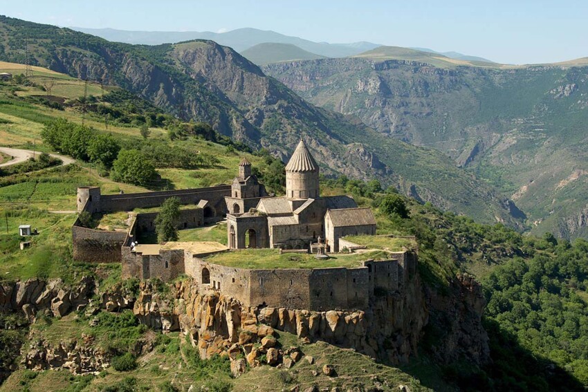 Эта природная достопримечательность Армении, в большей степени леса, очень популярна среди поклонников пеших походов. Тропы ущелья проходят в сторону запада вдоль речного русла к Татеву, монастырь Татевминуют водохранилище Шамб, деревню Караундж, кур