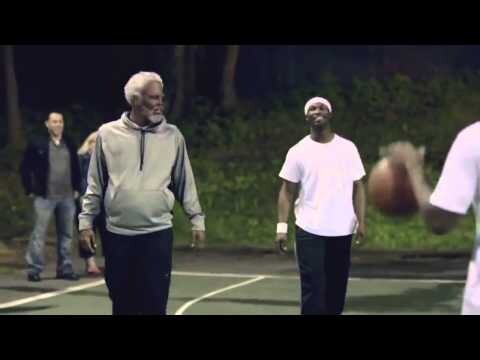 Баскетболист профи в гриме старика тролит молодеж 