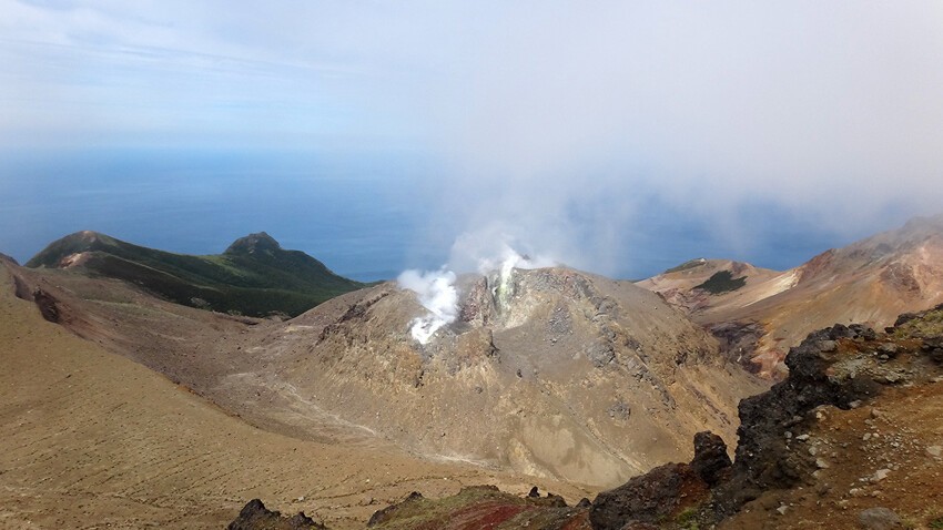 Вулкан Берга (Последнее извержение: 2005 год).