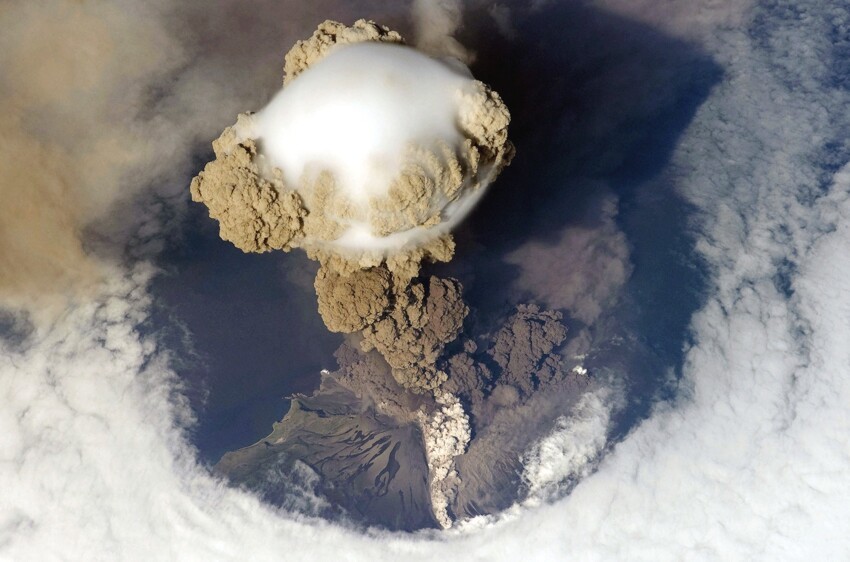Вулкан Сарычева (Последнее извержение: 2009 год).