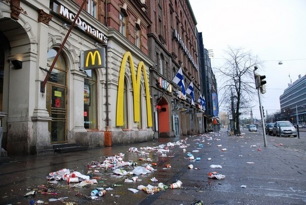 Броские дорожные указатели от компании "McDonald's" для удобства поиска их ресторанов. Хельсинки, Финляндия