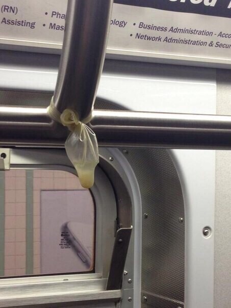 Полиция Нью-Йорка разыскивает мужчину, который подкинул своих детей в вагон поезда метрополитена и скрылся