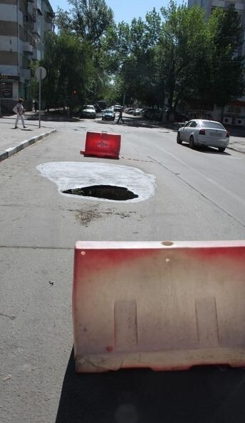 Портрет на дорожной яме.